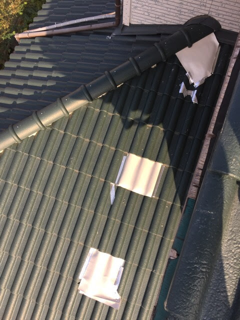  過去に瓦の隙間を塞ぐために貼られた防水テープが経年劣化で剥がれている状態