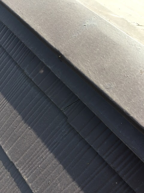 訪問販売に指摘された棟板金（屋根のてっぺんの金属）の浮きと釘の抜け