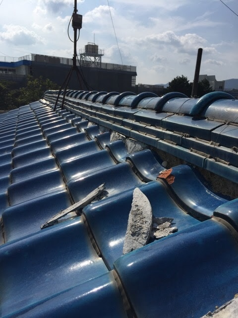  京都市南区の現地調査。棟瓦の漆喰が脱落し、隙間が空いている危険な状態