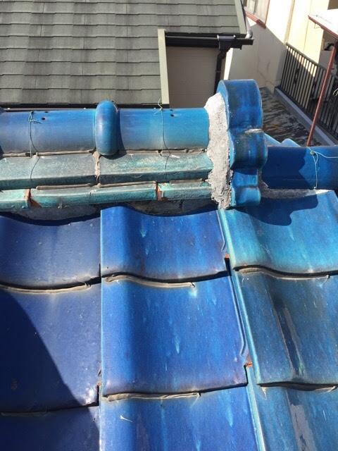 京都市南区の屋根調査。瓦を固定するビニール被覆針金と剥き出しの土台