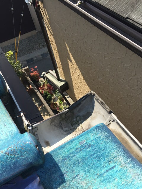 京都市南区の雨樋調査・泥や落ち葉が詰まって排水不良を起こしている雨樋