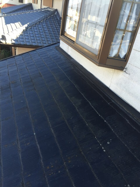 京都市伏見区の屋根調査 窓サッシ下と壁際の屋根材の欠け・隙間