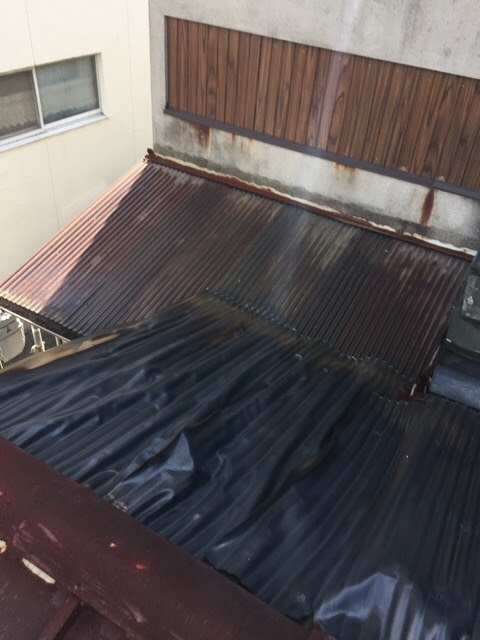 城陽市で築50年の屋根調査　錆びたトタンと朽ちた波板を最新カバー工法で劇的再生！