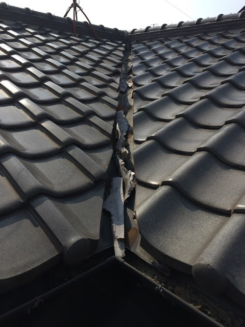  京都市伏見区の現地調査。屋根の谷板（溝）に剥がれ落ちた漆喰の破片が大量に詰まっている様子