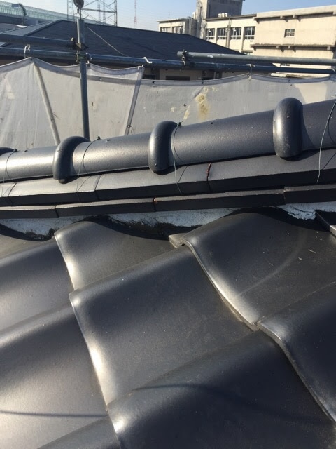 京田辺市の現場にて、棟瓦下部の漆喰劣化状況を確認