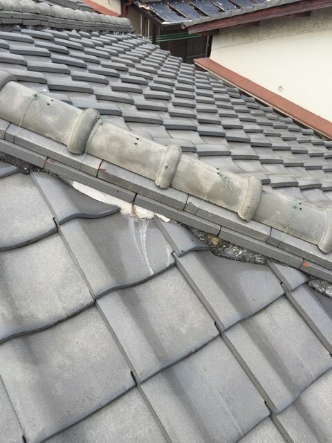 長岡京市の漆喰劣化状況、ボロボロに剥がれた漆喰と内部の葺き土の露出