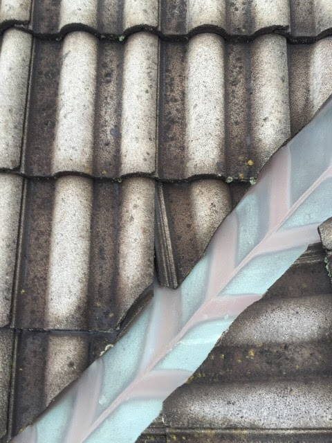  経年劣化で緑青（青緑色のサビ）が発生し、雨水が落ちる部分が極端に薄くなった銅製の谷板金。