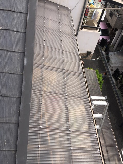 経年硬化が見られるベランダのポリカ波板の点検作業