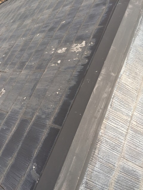 既存塗装が剥がれ素地が露出した屋根材のクローズアップ画像