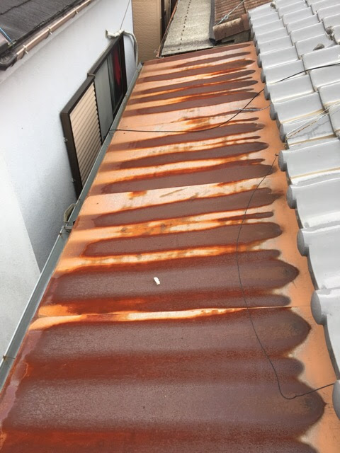 京都市伏見区の戸建て住宅、サビで劣化が進行した波板トタンの庇