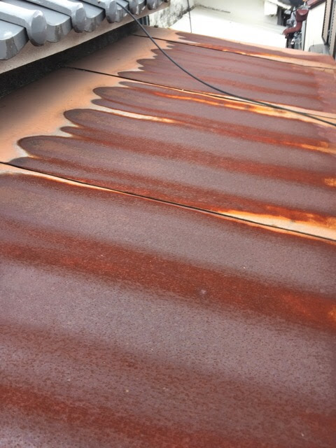  葺き替え工事をご提案した京都市伏見区の錆びた庇（ひさし）