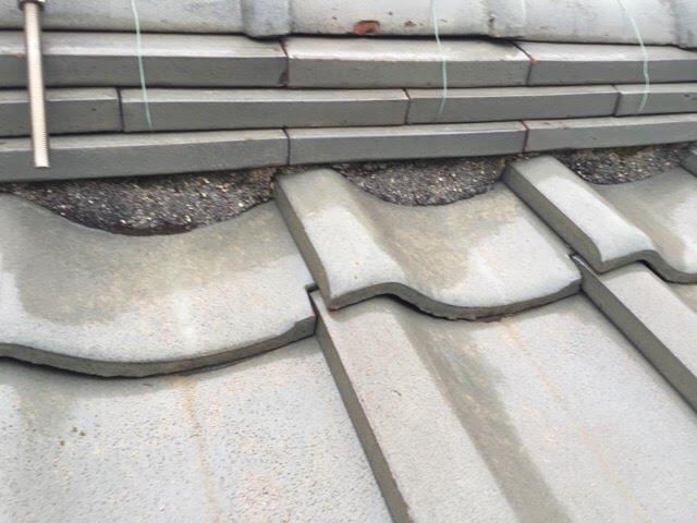 京都市南区で確認された屋根の瓦の隙間の漆喰（白い接着剤）が剥がれて中の土が露出している様子