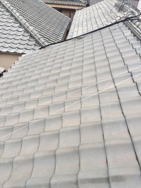  京都市南区の瓦屋根全体の様子と温水器に繋がるワイヤー