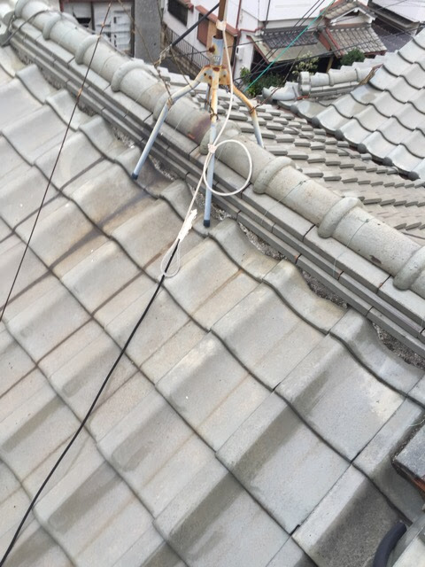 京都市南区の屋根でサビが発生しているアンテナの土台と緩んだ固定ワイヤー