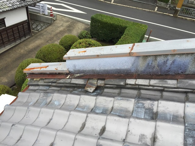 京田辺市の屋根調査で確認した棟瓦全体の漆喰の剥がれとズレ