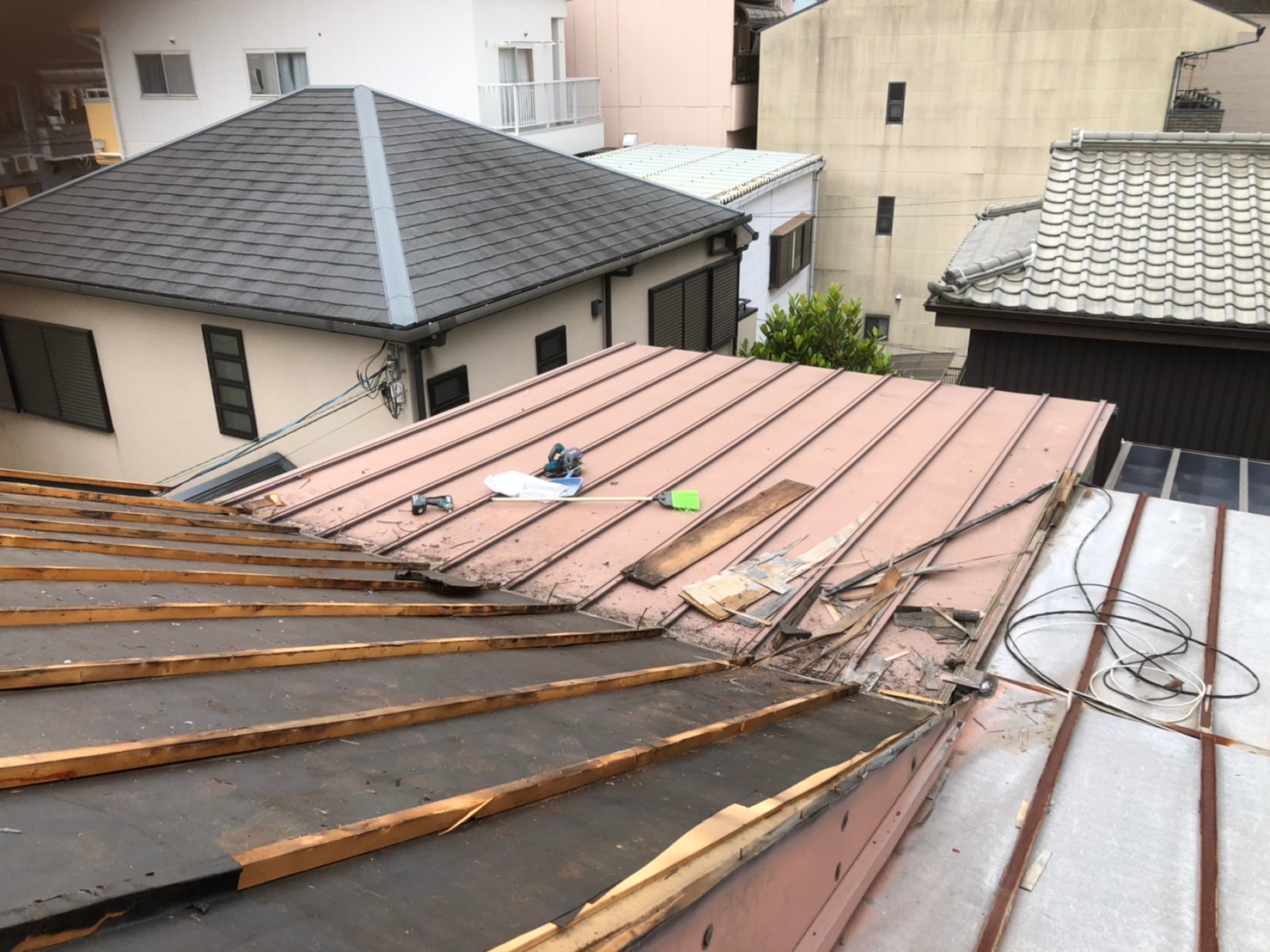 京都市山科区にて金属劣化で腐食したトタン屋根の撤去作業 京都 宇治 城陽市の雨漏り修理 屋根工事なら街の屋根やさん京都南店