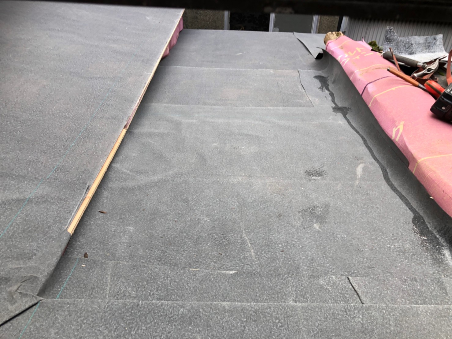京都府八幡市にて雨漏りしている小屋根のカバー工法