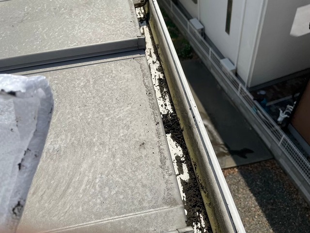 雨どいの点検、してますか?向日市にて落ち葉による詰まりを対策をおこないました。
