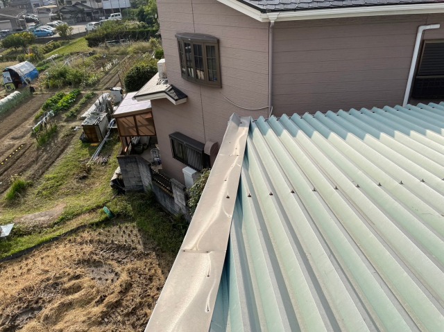 【八幡市】大型倉庫の折半屋根の雨漏り。屋根の笠木板金交換で問題解決！