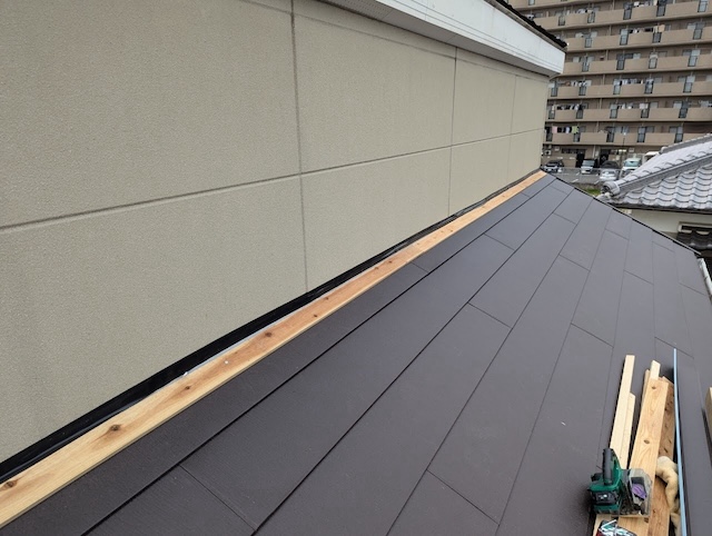 雨仕舞い板金施行の様子
