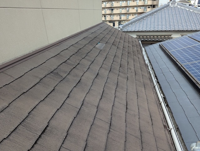 京都市左京区で火災保険を活用した屋根カバー工事の実施、カラーベスト屋根は定期的なメンテナンスが推奨される理由