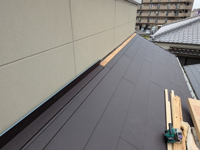 雨仕舞い板金を取り合いに設置