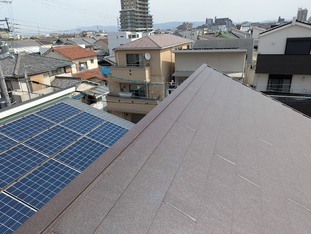 京都市左京区で火災保険で自己負担を押さえたスーパーガルテクトでの屋根カバー工事を実施、屋根材の概要や施工風景を紹介