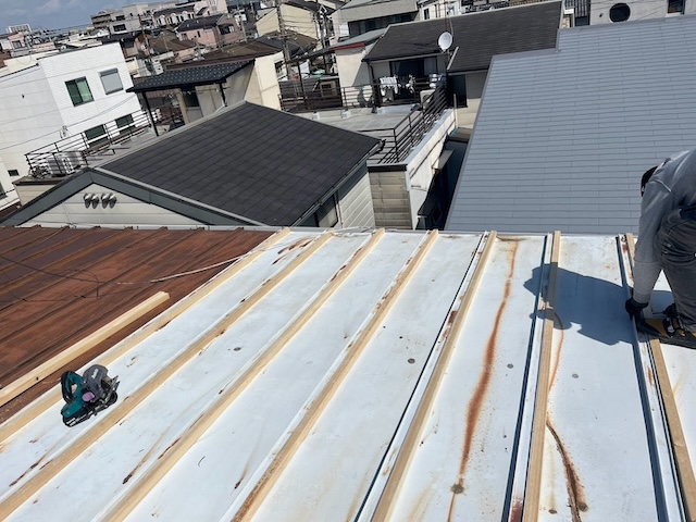 隣との境目で雨漏りした屋根