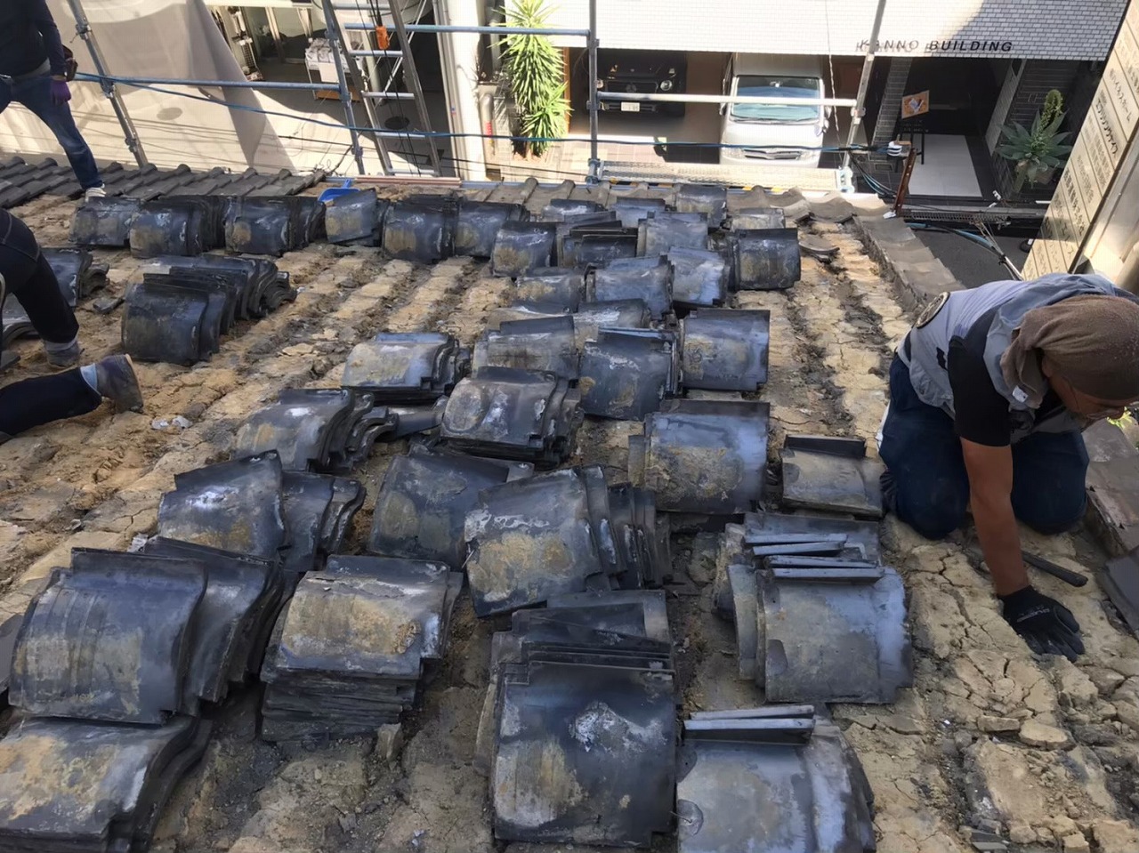 【京田辺市】経年劣化により瓦のひび割れ、ズレから雨漏り発生。軽量でお財布にも建物にも優しいリッジウェイを採用!