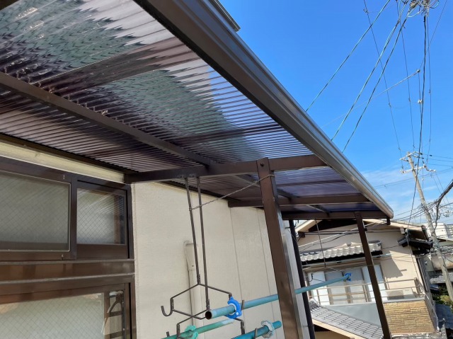 【城陽市】ベランダ屋根の波板が劣化？ポリカ波板の張替えで雨漏り対策！