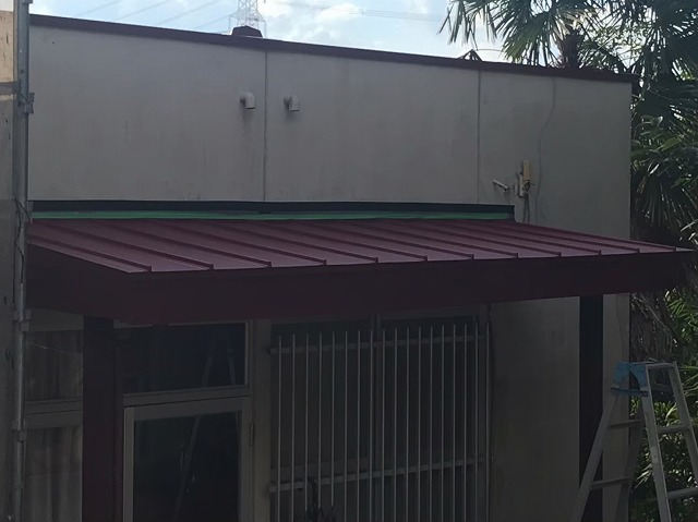 左京区でマンションエントランスの庇(ひさし)板金屋根の葺き替え