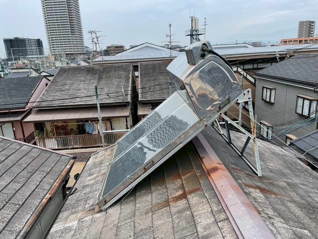 右京区にて朝日ソーラーの撤去とカラーベスト屋根の点検、見逃すと危ない話