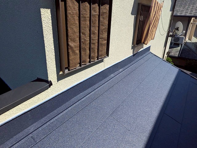 【長岡京市】雨漏りがする経年劣化した瓦屋根からガルテクトへ|葺き替え工事完成レポート