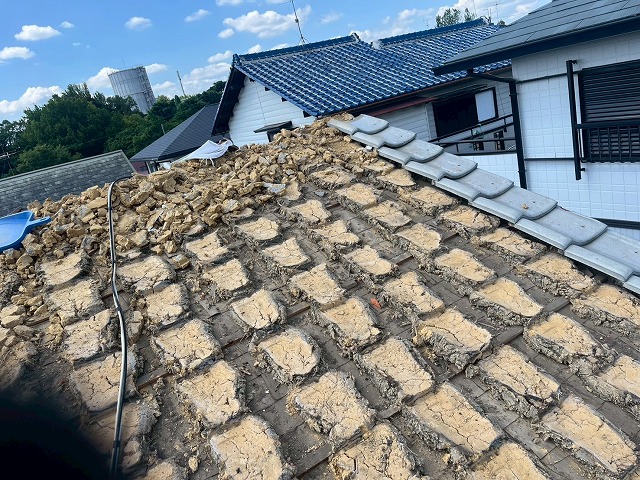 瓦と土をすべて撤去