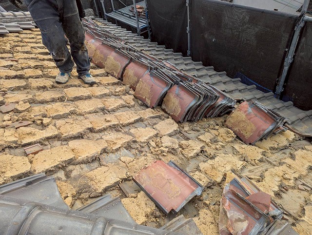 雨漏り原因となっていた京都市西京区の葺き土屋根の撤去後