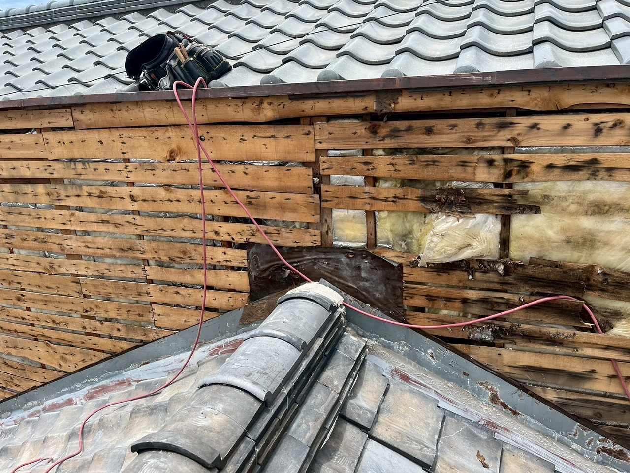 京都市南区にて、外壁ひび割れから雨漏り。長年放置は崩落の危険あり!