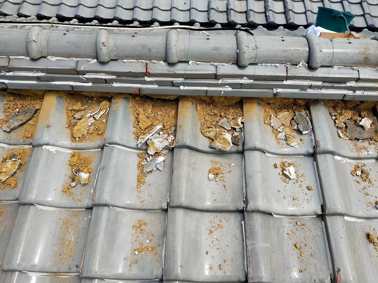 【城陽市】棟瓦の漆喰詰め直しと瓦を部分的に新しく交換して雨漏りを直す!
