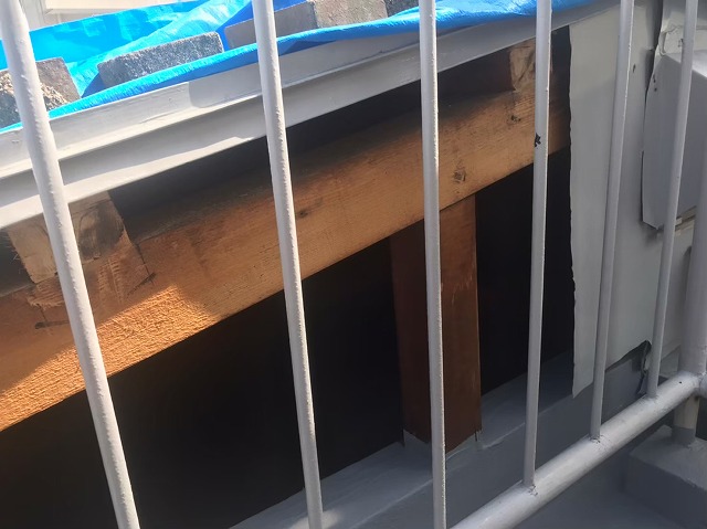 西京区で連棟の屋根と隣接家屋との複雑な部分からの雨漏りを板金工事で解消！