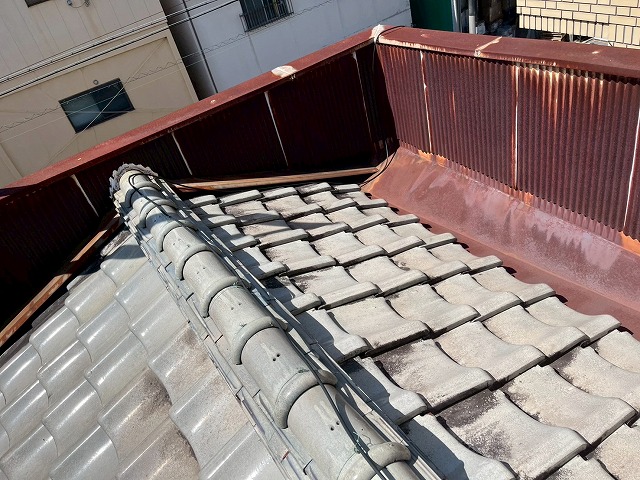 【伏見区】経年劣化で雨漏りがした瓦屋根からリッジウェイへ葺き替え工事を行いました！