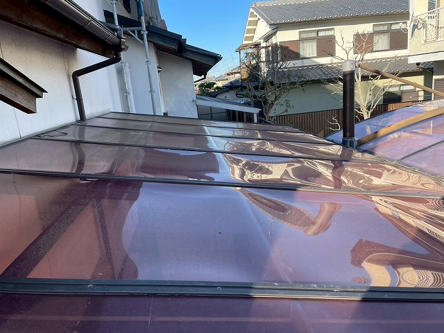 城陽市・劣化したポリカ波板を診断し、明るさと防水性を取り戻す現地調査レポート