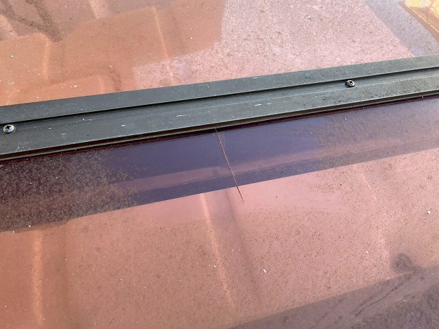 紫外線で変色したポリカ屋根