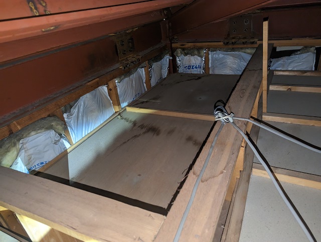 城陽市のカラーベスト屋根の雨漏り調査結果とカバー工法・葺き替え工事2つのリフォームプランの提案