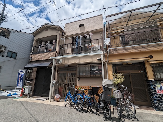 向日市で大雨時に雨漏り発生、築30年以上を経過した瓦屋根の戸建て住宅を現地調査