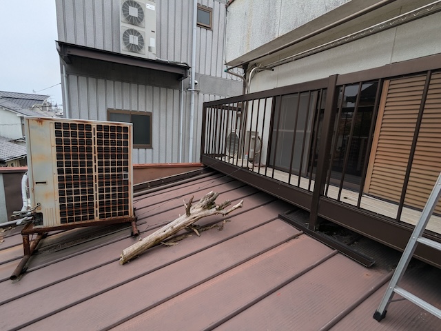 雨漏りが発生したトタン屋根