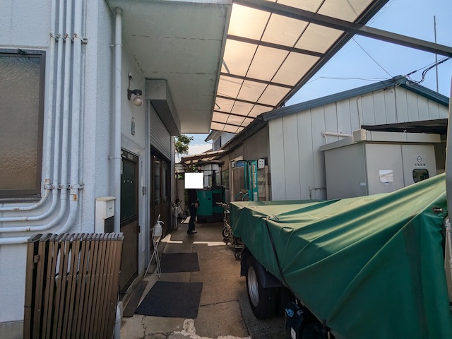 京田辺市の工場で錆の発生した切妻平屋建の金属屋根の現地調査を経て複数の見積をご提案