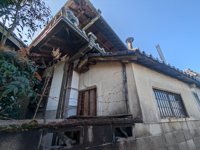 城陽市で複雑な構造をした瓦屋根の雨漏り調査、雨漏り原因が複数発生するため定期点検の利用を検討してみましょう