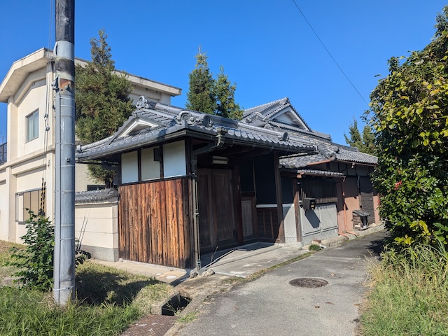 城陽市で雨漏りが発生している瓦屋根の小屋裏(屋根裏) ・軒先の裏を調査、光が差し込んでおり穴あきが発生している状況