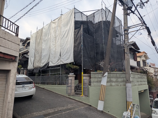 宇治市で外壁塗装をしている業者から相談があり瓦屋根の現地調査、下屋根の熨斗瓦が崩れていました