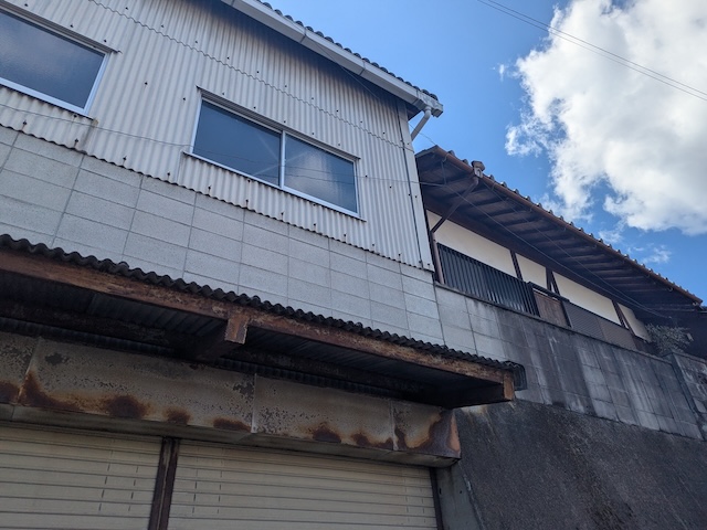 京都市左京区で経年劣化した外壁の状態確認、外壁塗装は早めの実施で不動産価値を維持できます