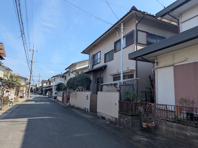 京都市南区で訪問営業に指摘を受けた瓦屋根の現地調査、今後葺き替え工事を検討しており4種の屋根材でお見積り